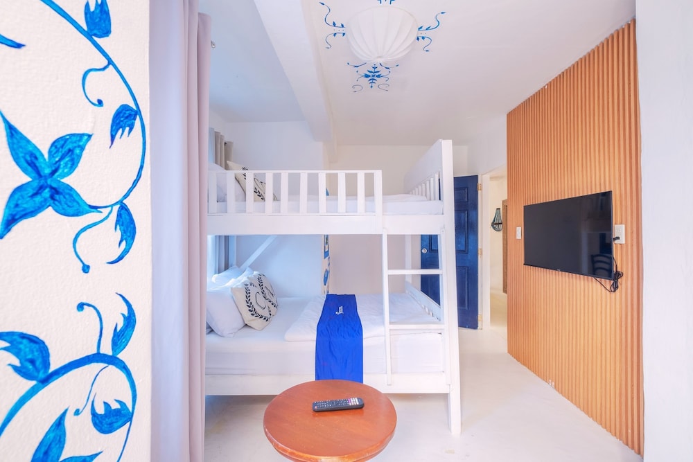 Premier Quadruple Room - Photo 9