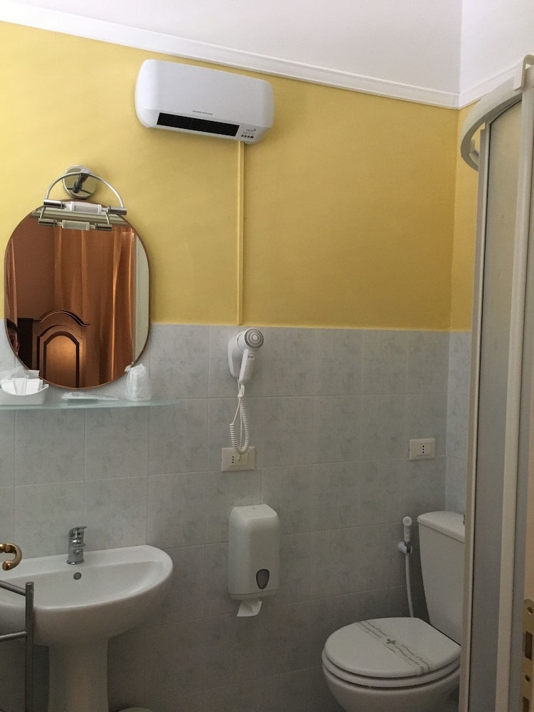Double Room - Photo 6