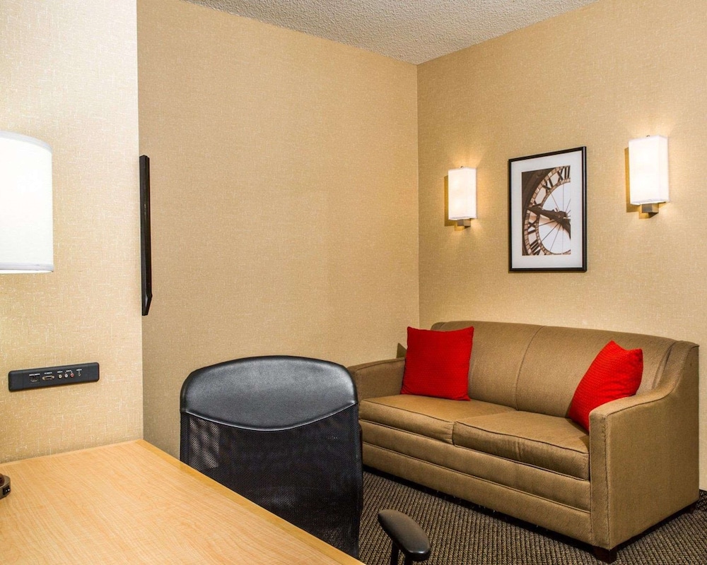 Suite, Multiple Beds, Non Smoking (2 Queen beds & 1 Sofa Bed) - Photo 5