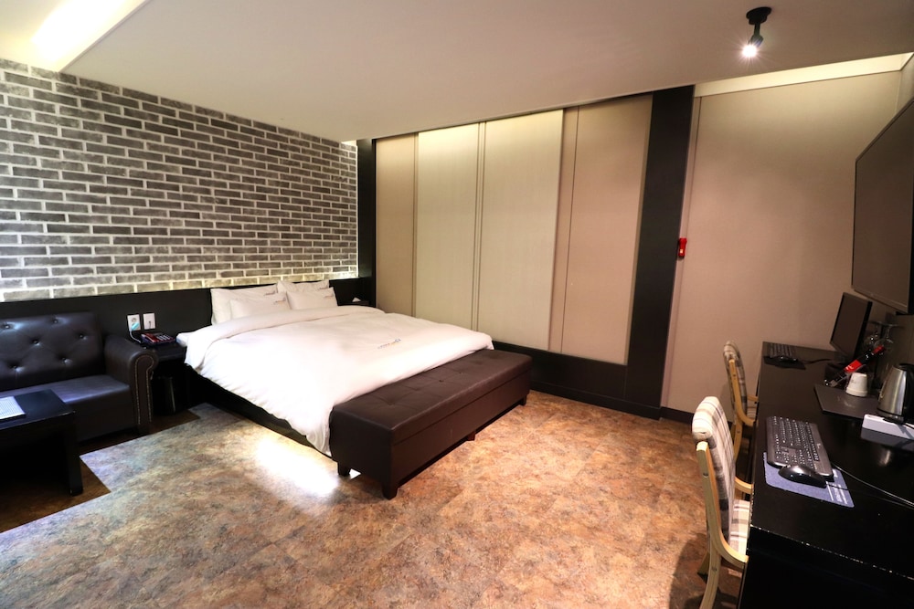 Deluxe Double Room (Free Netflix) photo 3