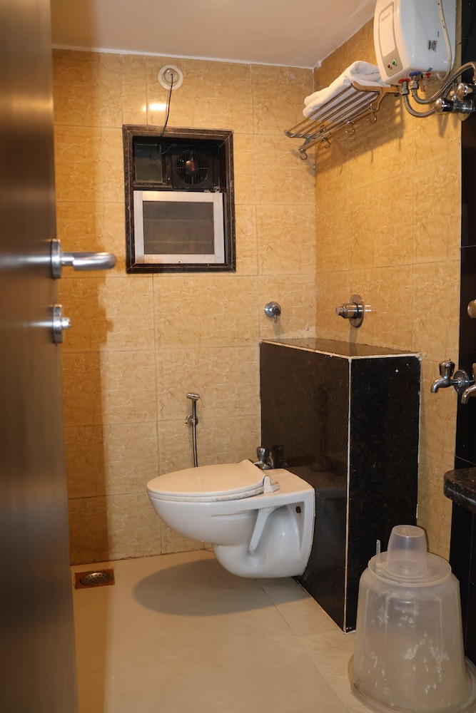 Deluxe Double Room Single Use, 1 King Bed With Sofa Bed, Private Bathroom photo 2