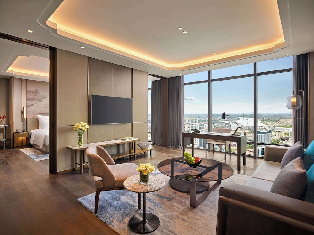 Deluxe Suite, 1 Double Bed, Club Lounge Access photo 2