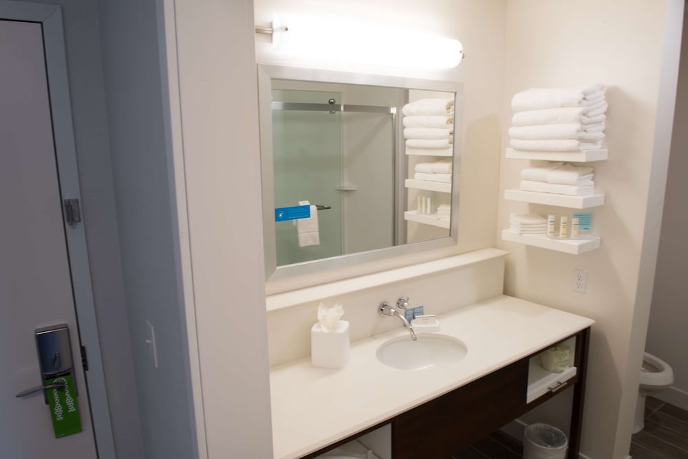 Studio, 2 Queen Beds, Non Smoking, Refrigerator & Microwave (w/ wetbar) photo 2