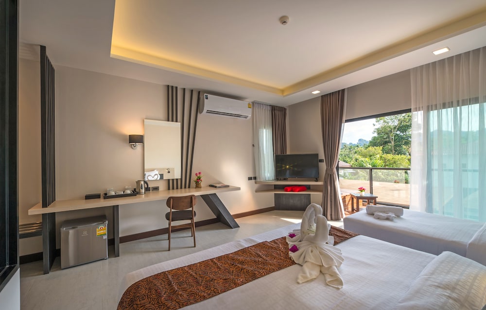Deluxe Double Room, Pool View photo 3