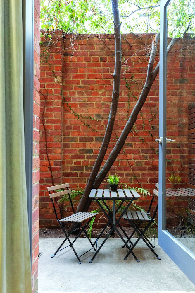 Standard Room, 1 Queen Bed, Non Smoking, Courtyard Area - Photo 3