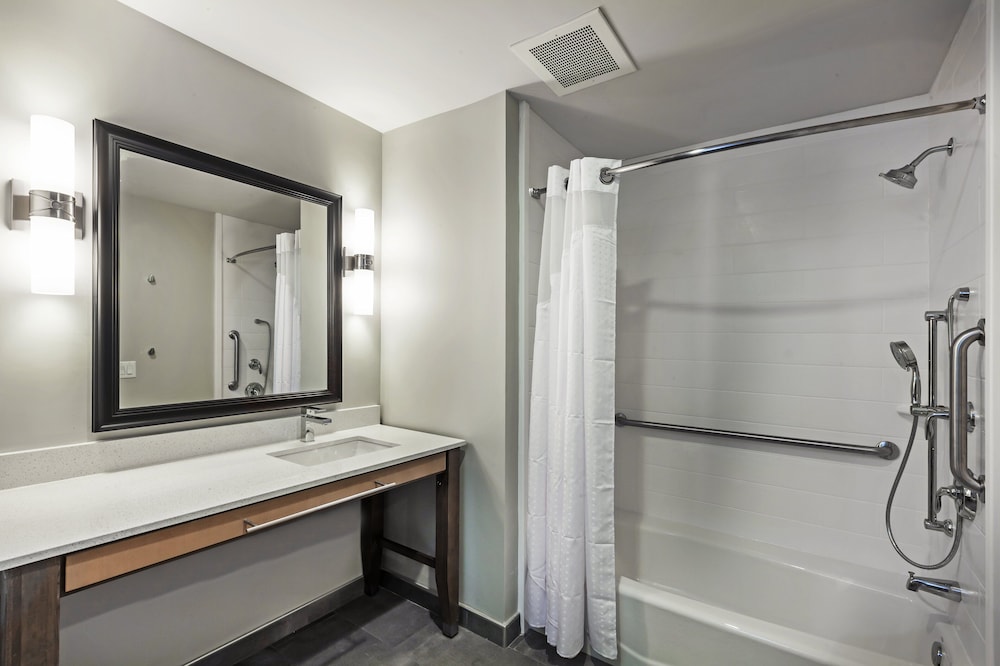Premium Room, 1 Queen Bed, Accessible (Communications) photo 2