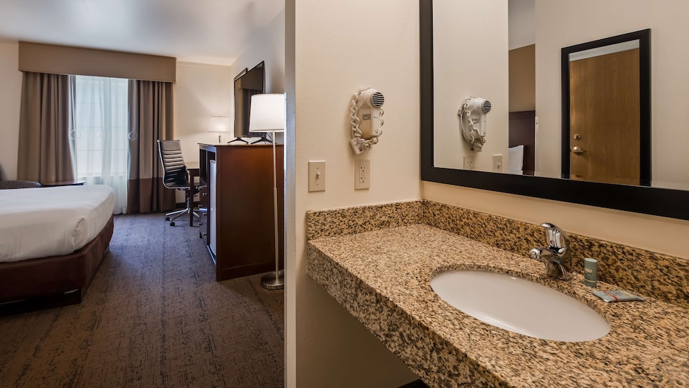 Suite, 1 Queen Bed, Refrigerator & Microwave