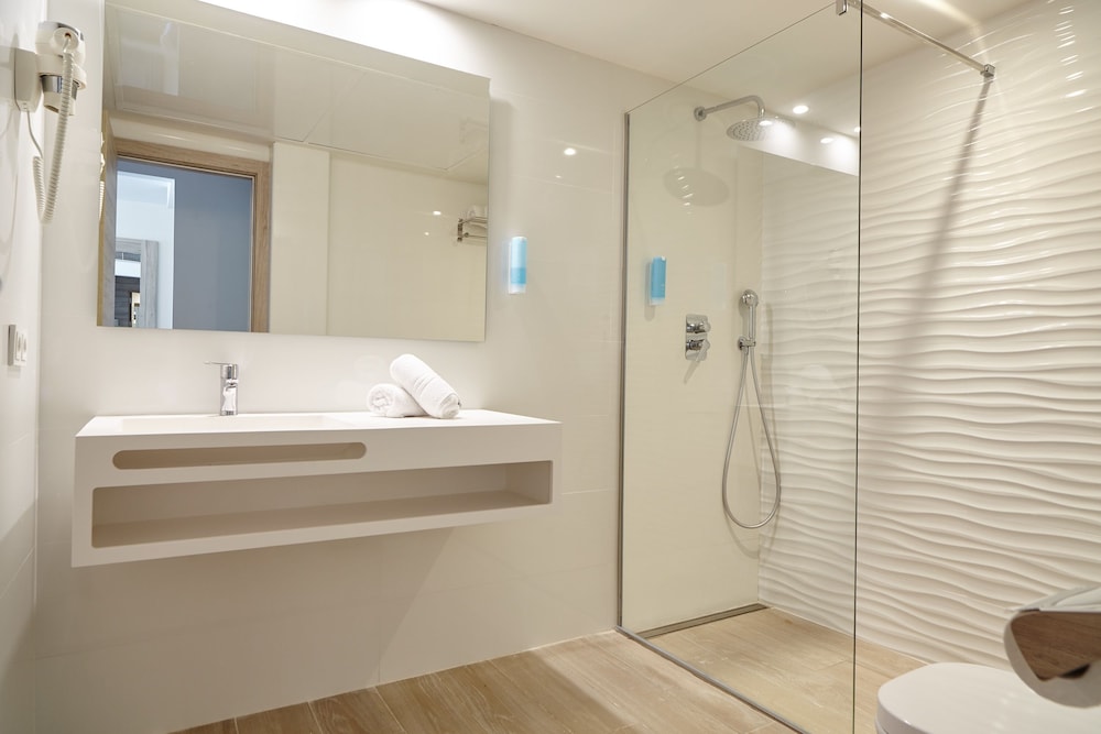 Suite, Balcony, Partial Sea View - Photo 10