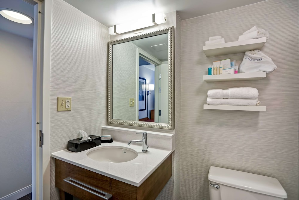 Room, 1 King Bed, Accessible, Non Smoking (Refrigerator & Microwave) - Photo 5
