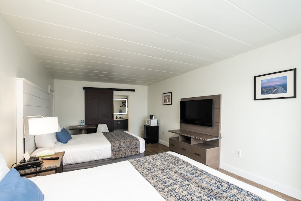 Double Queen Beds - Pool View photo 3