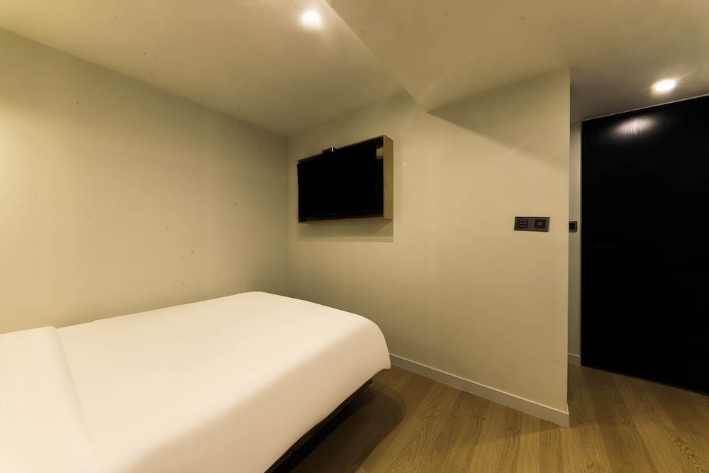 Standard Double Room - Photo 8