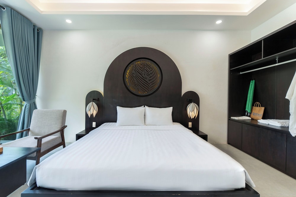 Bungalow, 1 King Bed, Pool View - Photo 6
