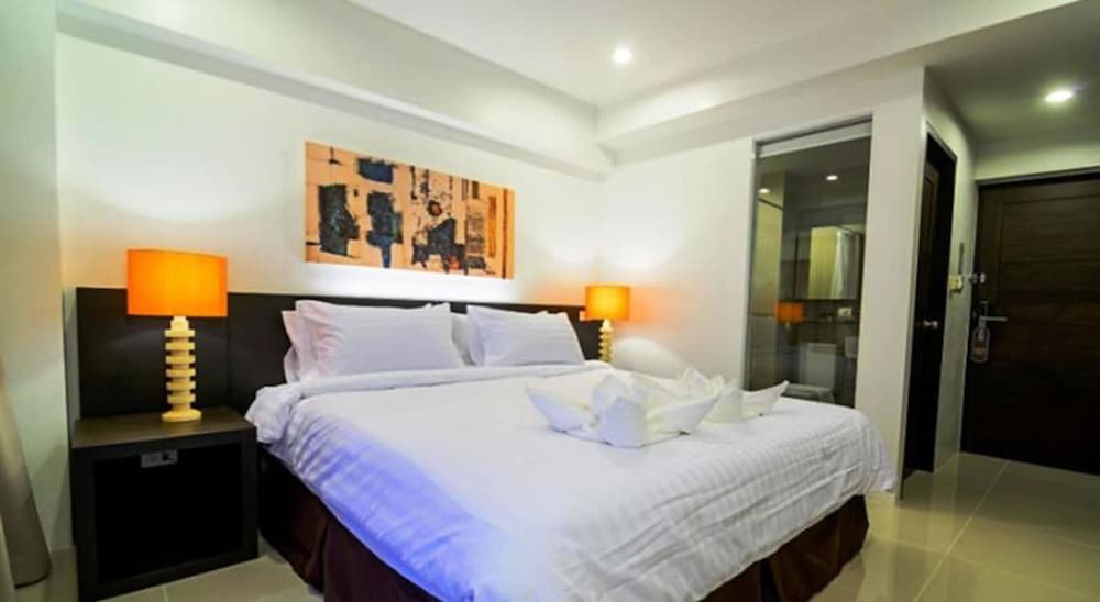 Deluxe Room, Pool View (Room only) photo 2