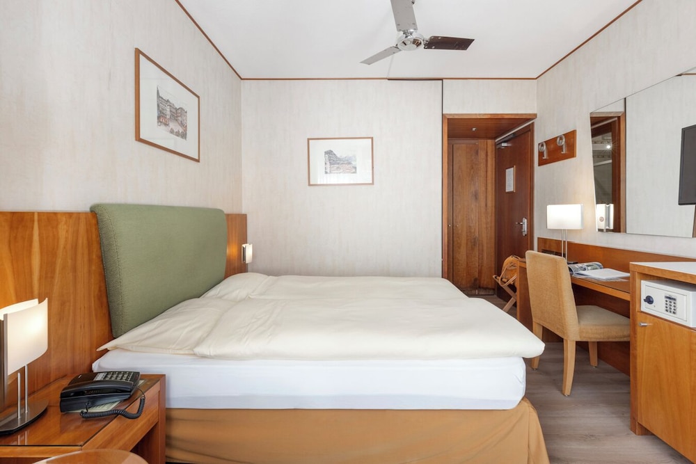 Double Room, 1 Queen Bed photo 2