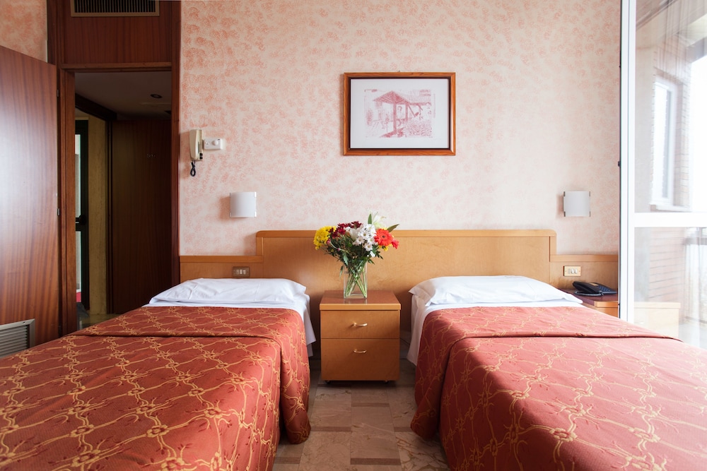 Studio, 2 Twin Beds, Kitchenette