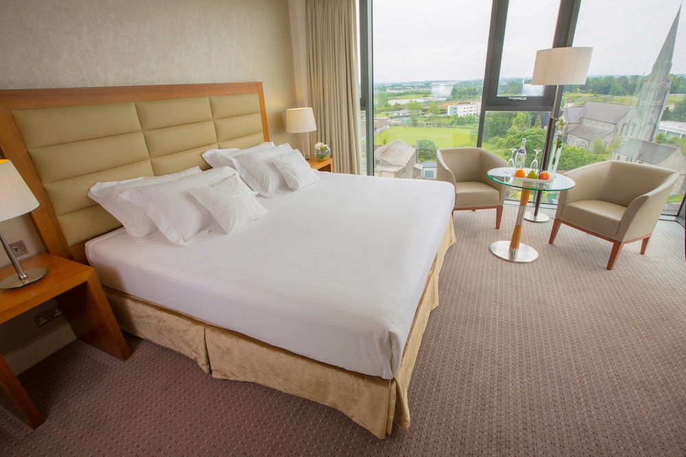 Club Room, 1 King Bed - Photo 1