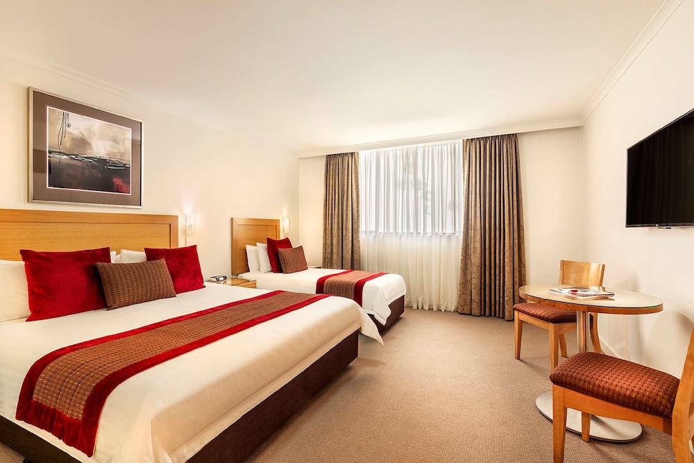 Executive Room, 1 King Bed, Non Smoking (Walk-in Shower;Larger Room) - Photo 1