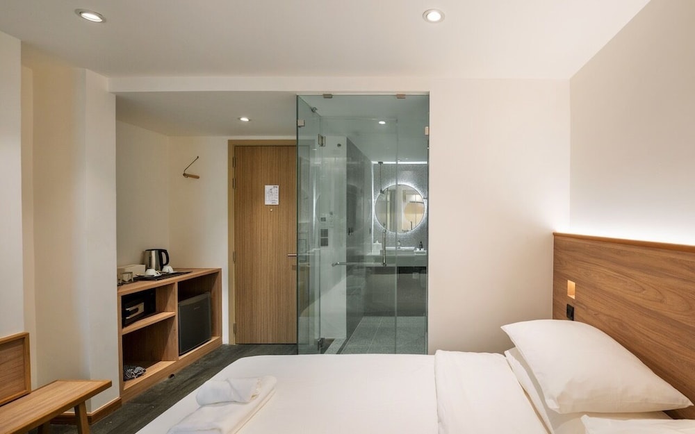 Standard Room, 1 King Bed, Private Bathroom, City View photo 3