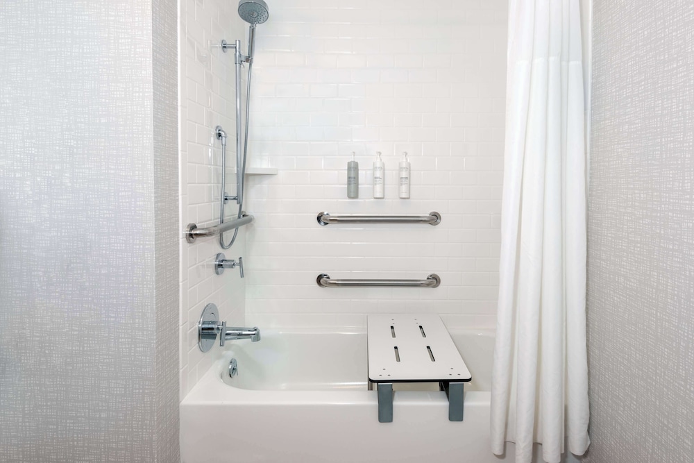 Room, 1 King Bed, Accessible (Accessible Tub) - Photo 4
