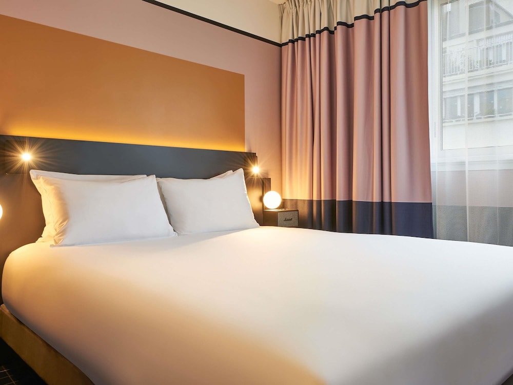 Suite, 1 Double Bed with Sofa bed thumbnail 5