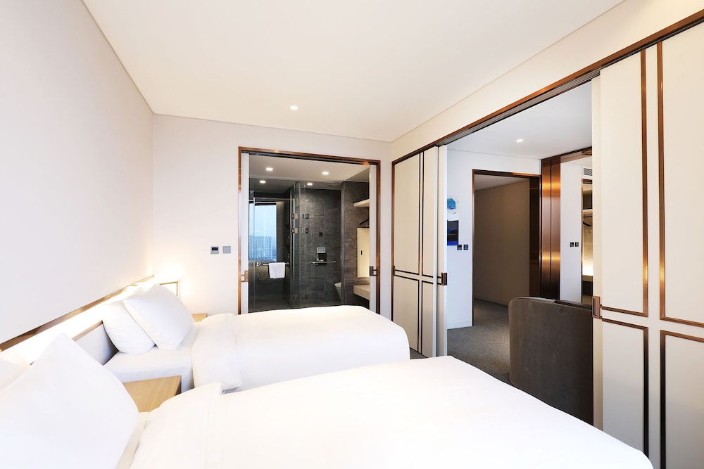 Queen Suite (Complimentary Pool Access for 4) - Photo 3