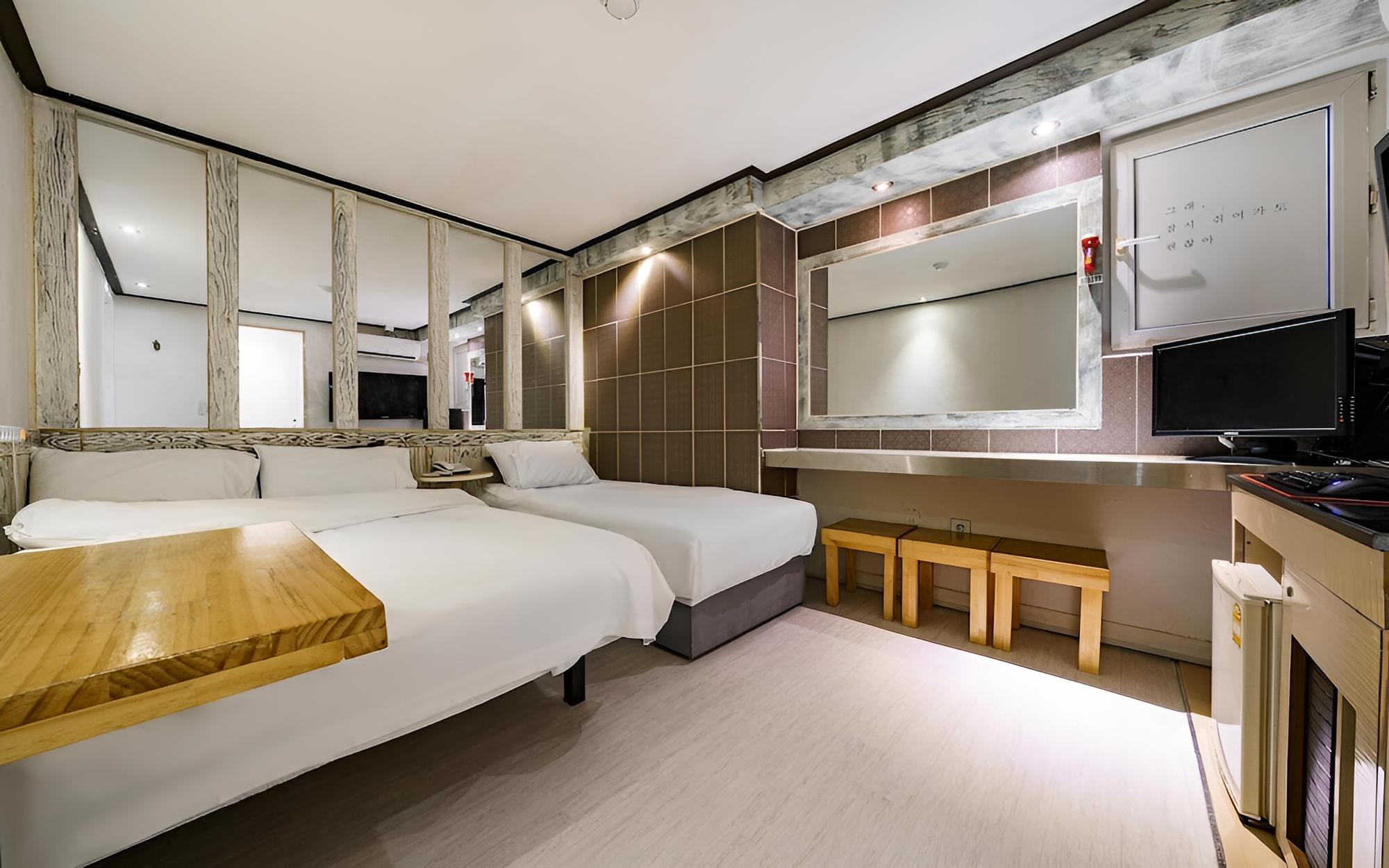 Room (Twin - Consecutive nights not allowed) - Photo 6