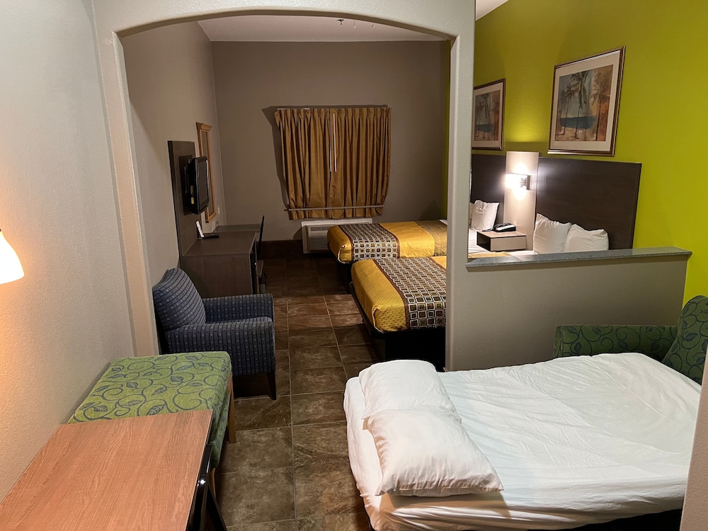 Deluxe Room, Multiple Beds, Non Smoking - Photo 1
