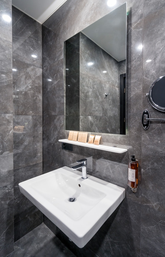 Suite, 1 Bedroom - Photo 8
