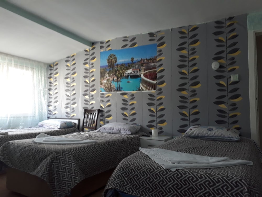 Economy Triple Room photo 2