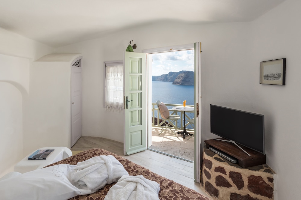 Superior Suite, Jetted Tub (Caldera View) - Photo 18