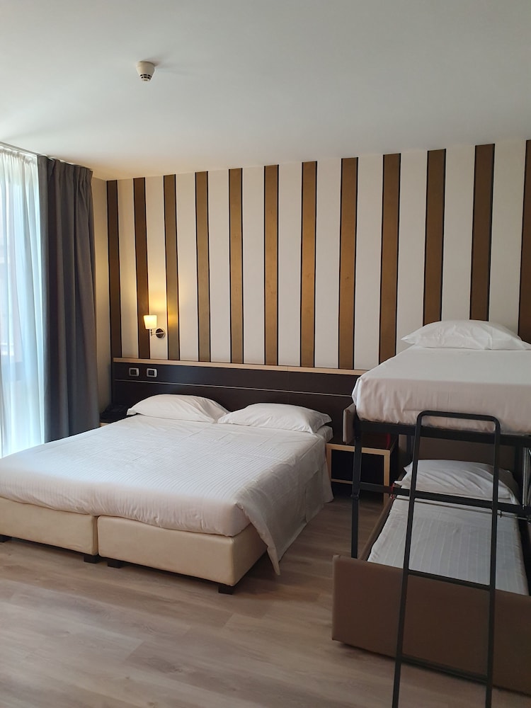 Deluxe Quadruple Room - Photo 4