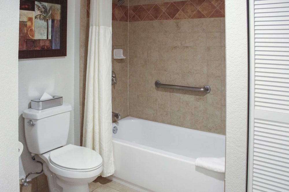 2 Bedroom Suite with 1 King and 2 Twin Beds - Photo 13