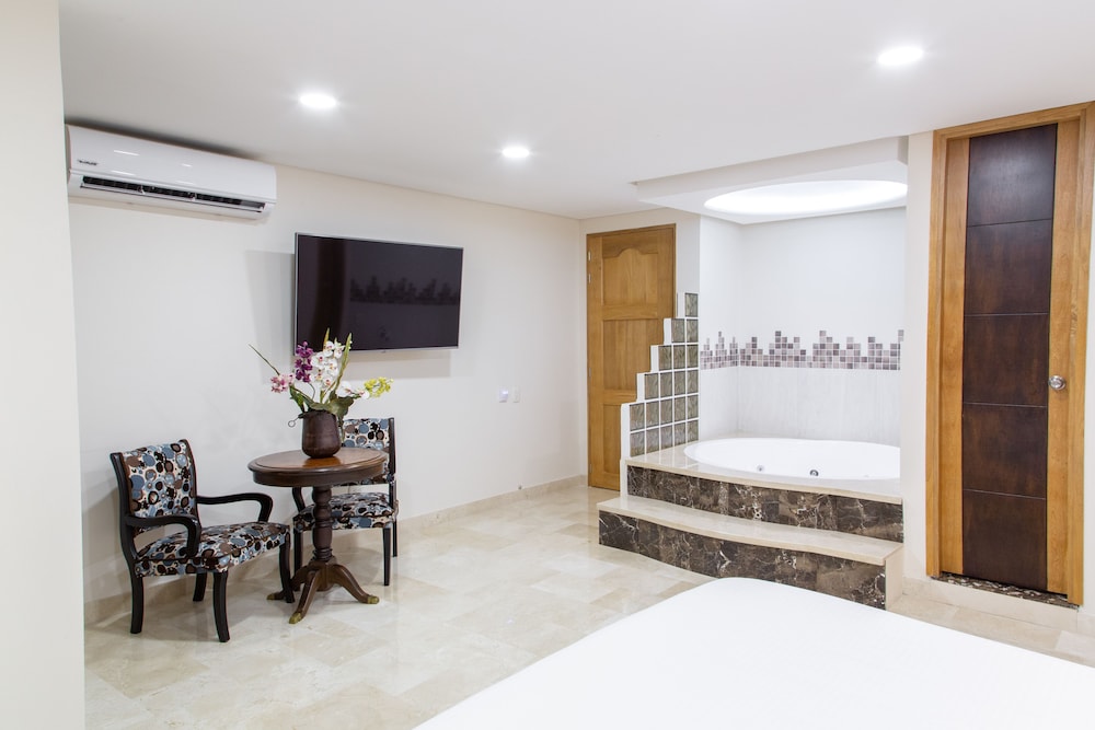 Deluxe Room, Jetted Tub - Photo 10