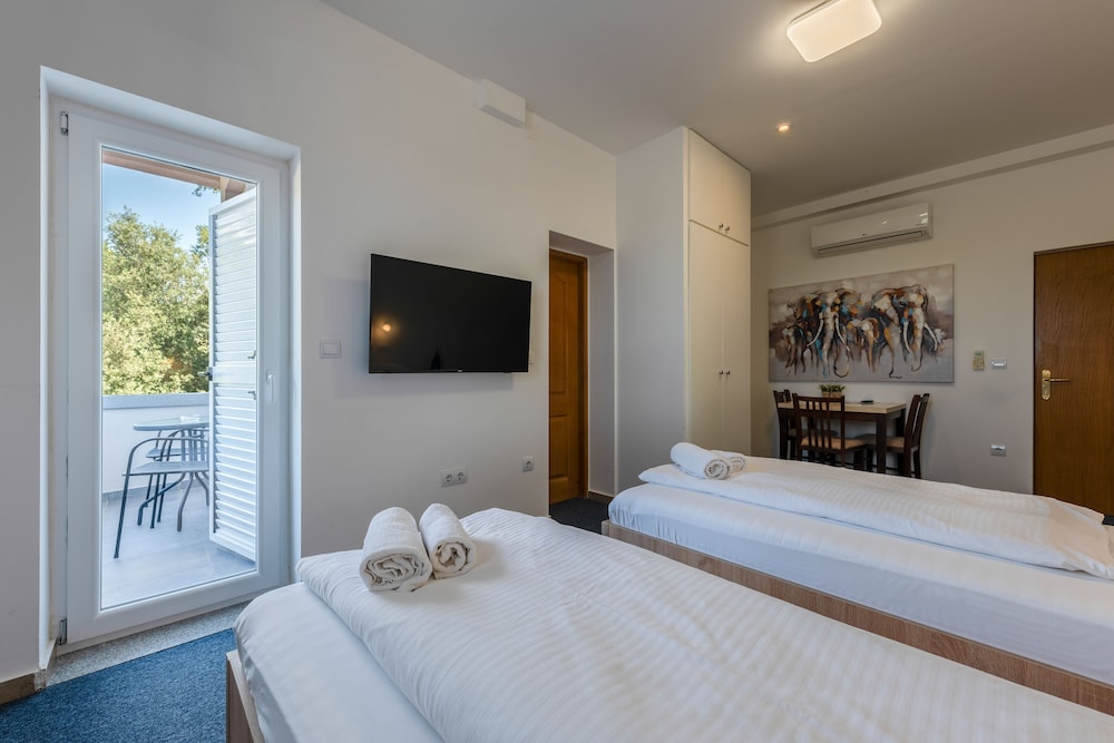 APT Standard studio with balcony for 3