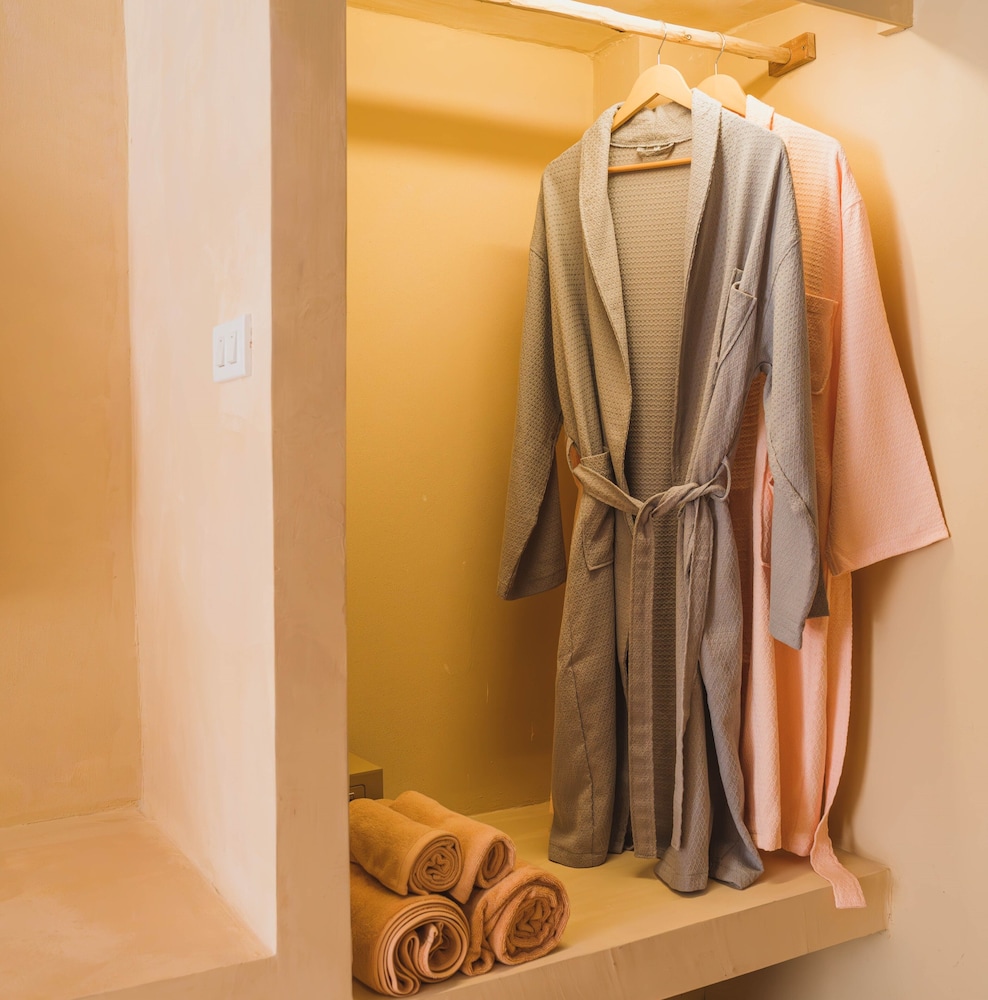 Deluxe Room, 2 Twin Beds, Pool Access - Photo 10
