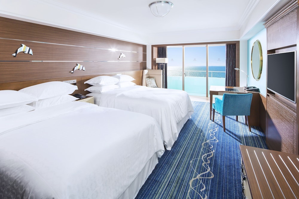 Guest room, 2 Double Beds, Non Smoking, Disney or Bay view, Balcony - Photo 7