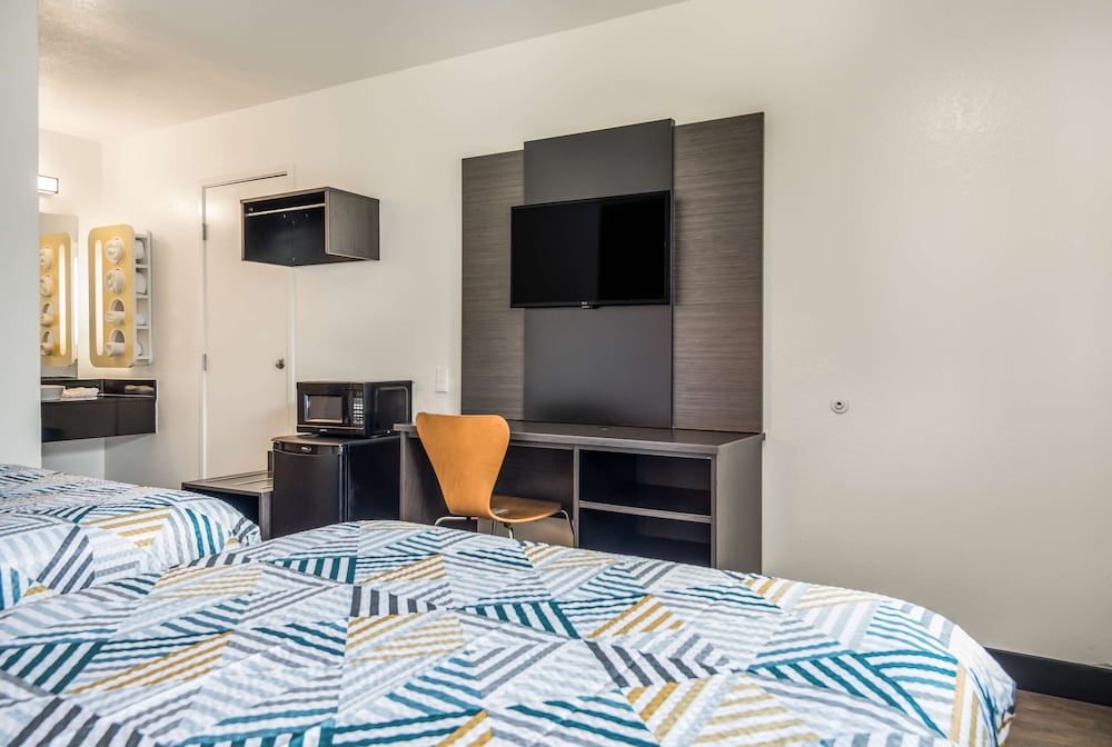 Standard Room, 1 Queen Bed, Smoking photo 2