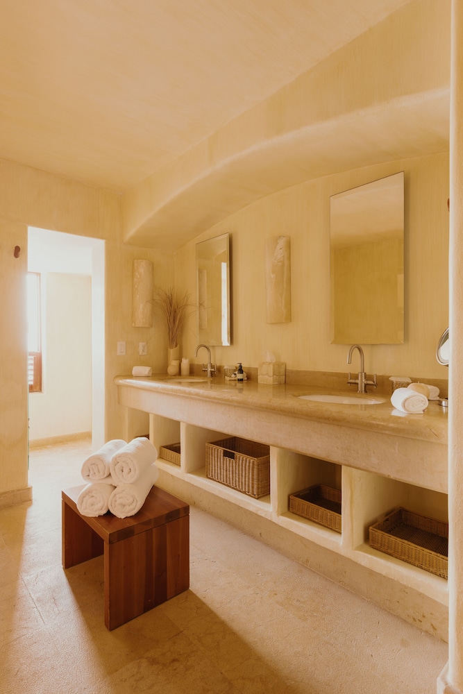 Family Adjoining Suites - Photo 14