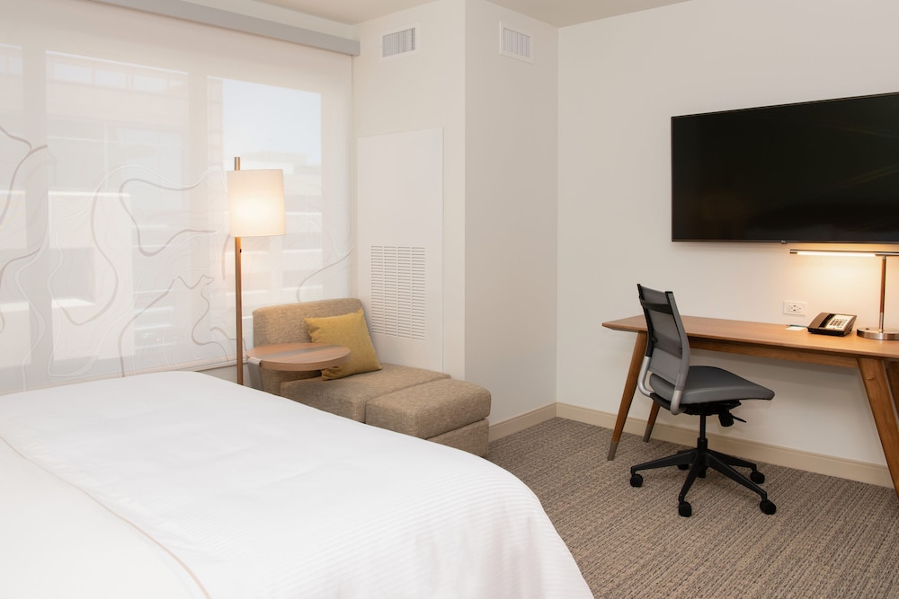 Basic Single Room, 1 King Bed (Hearing Accessible) - Photo 2
