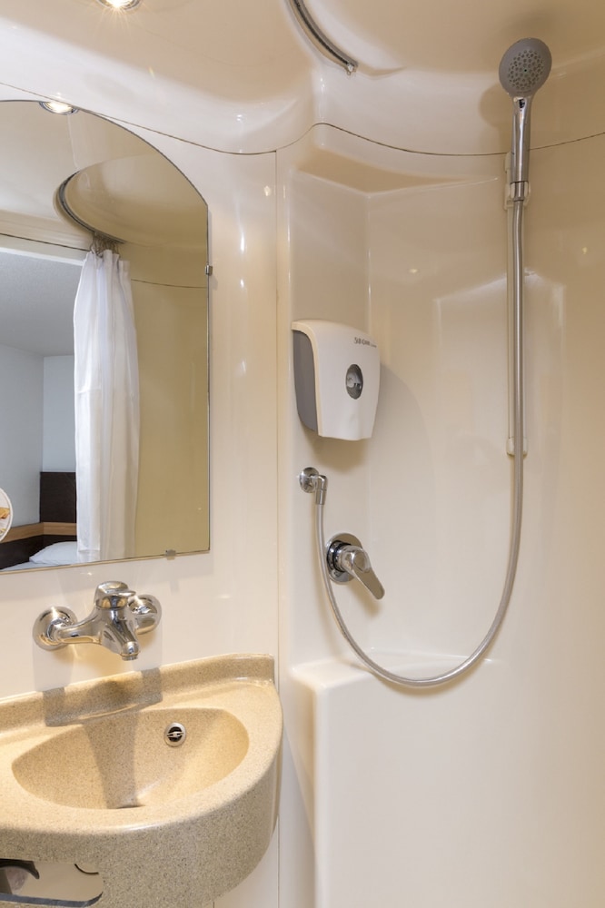 Standard Room, Multiple Beds - Photo 4