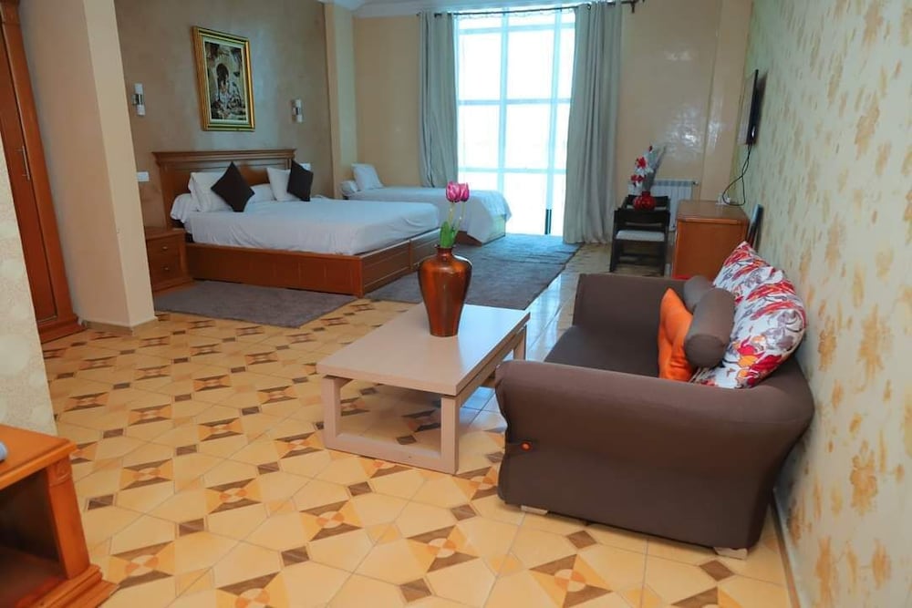Standard Triple Room, Private Bathroom, City View photo 3