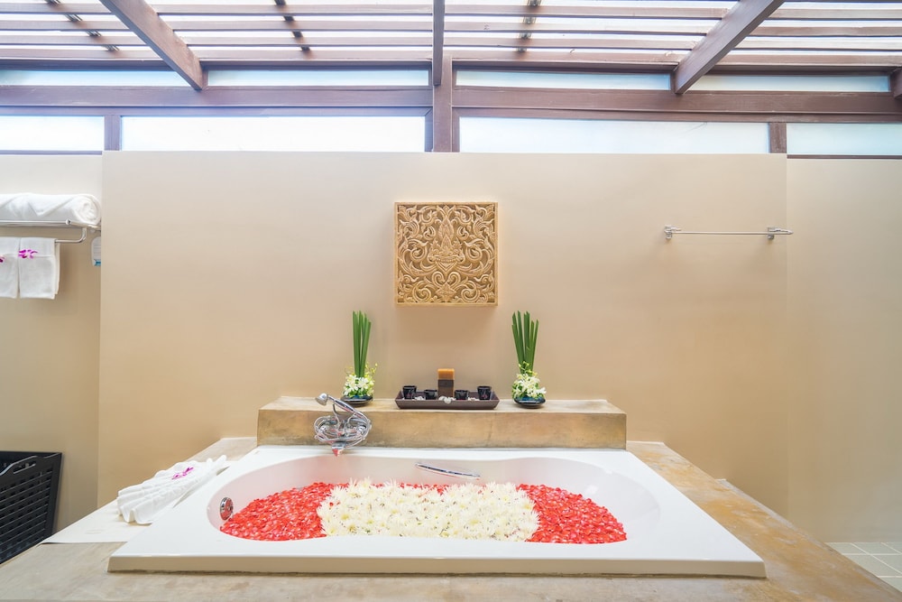 Honeymoon Suite - Photo 2