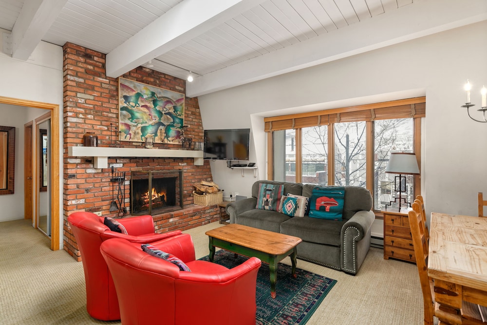 Deluxe Condo, 2 Bedrooms, Hot Tub (Chateau Chaumont 19)