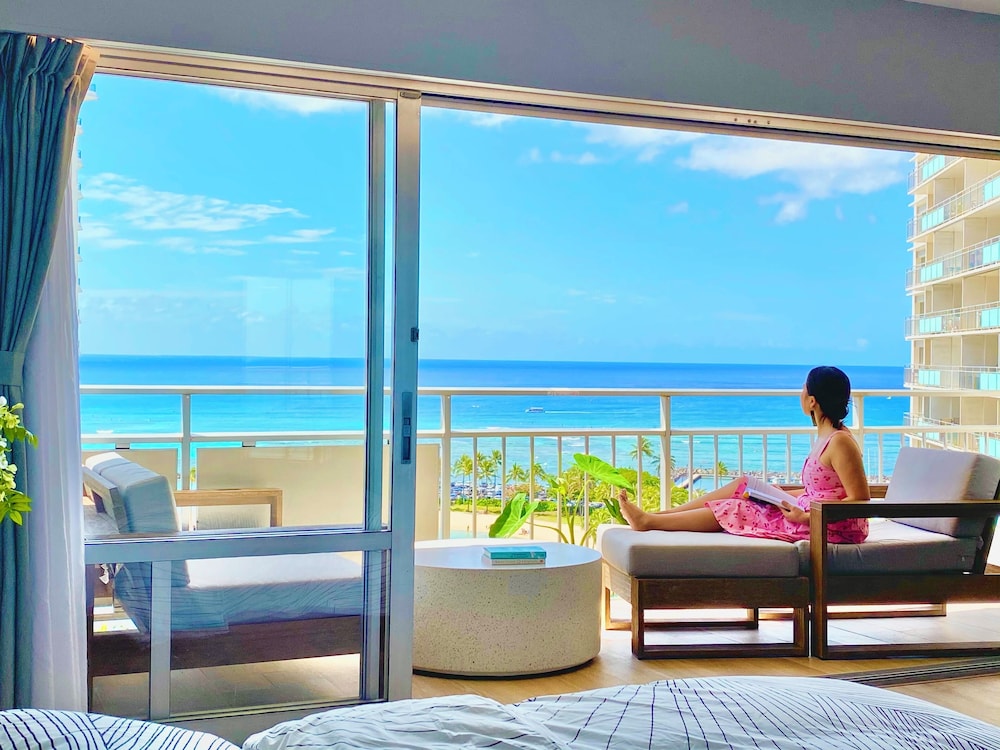 Luxury Studio Suite, 1 King Bed with Sofa bed, Balcony, Ocean View