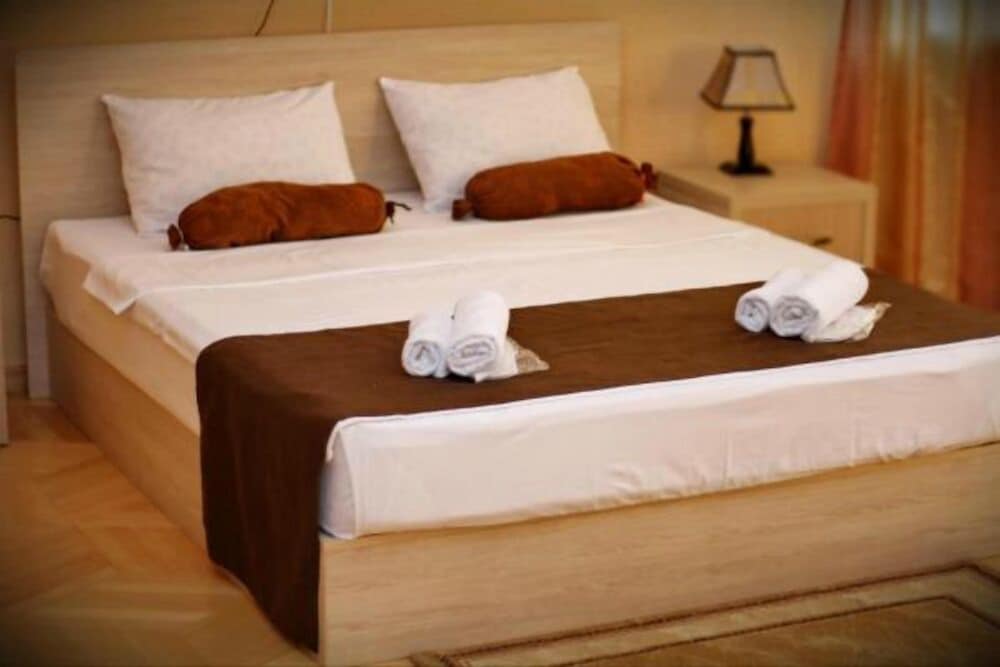 Basic Double Room, 1 King Bed, Refrigerator
