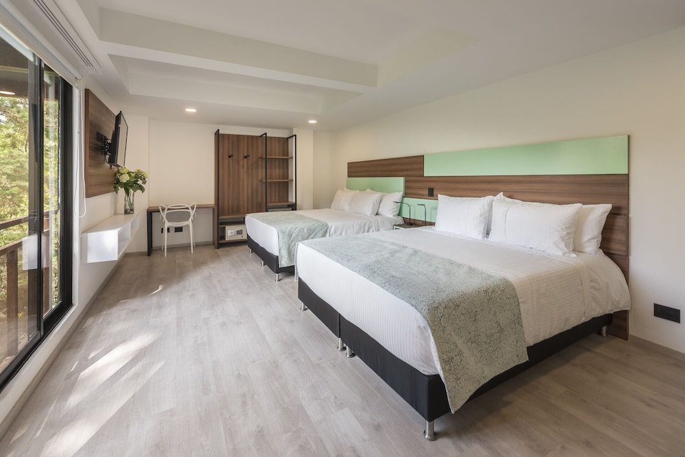 Family Room, 2 Queen Beds, Non Smoking photo 1