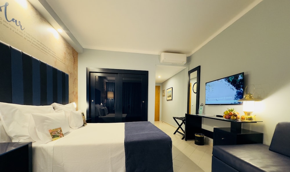 Family Room, Balcony (2 Adults + 2 Children) - Photo 6