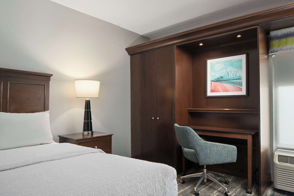 One Double Bed, Non-Smoking, Accessible - Photo 1