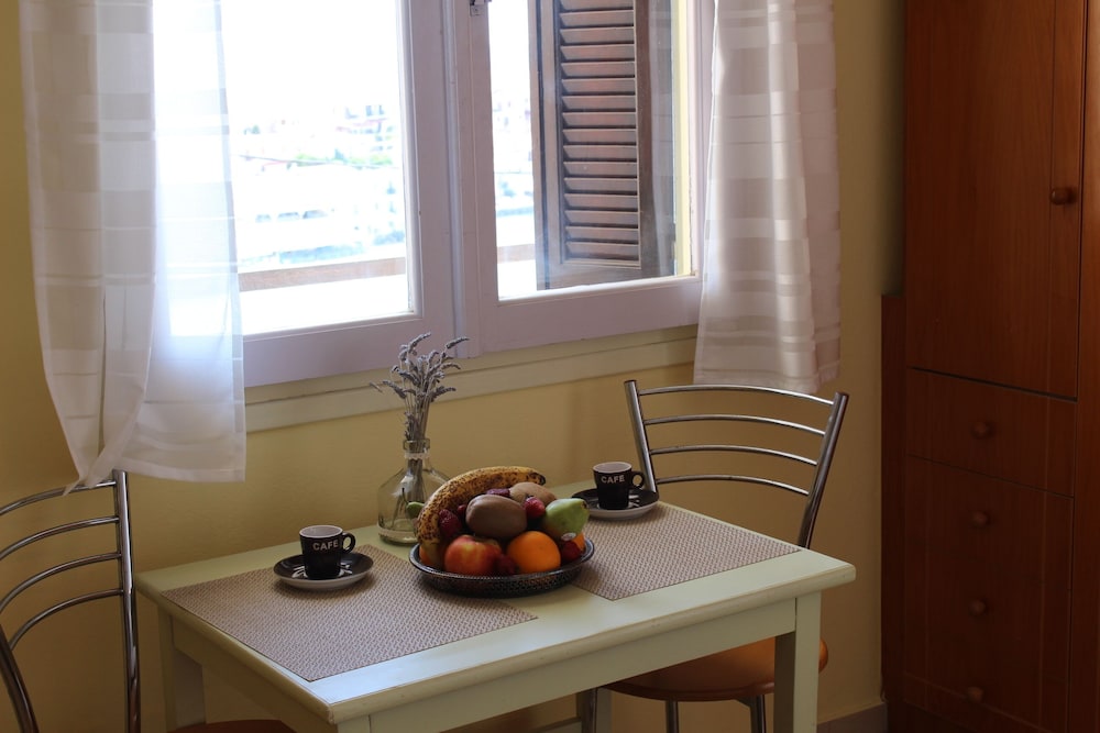 Comfort Studio Suite, 1 King Bed, Kitchen, Sea View photo 3