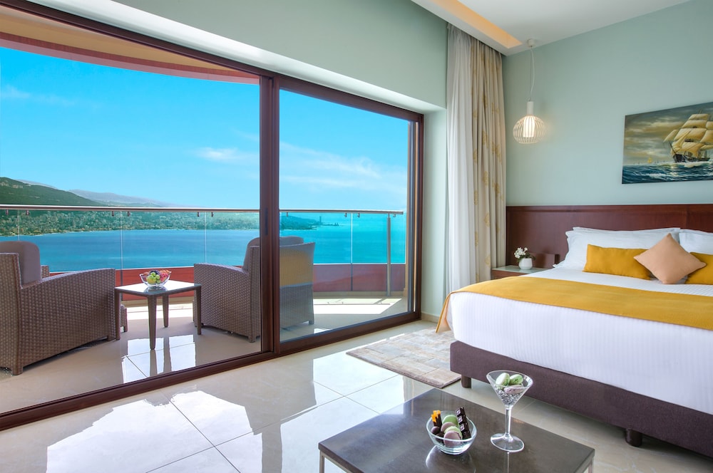 Executive Room, 1 King Bed, Pool Access